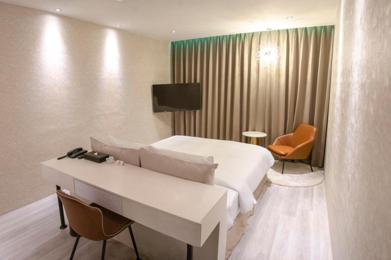 Fifth Avenue Motel Тайджун Екстериор снимка